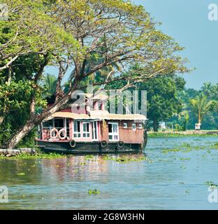 Bateau maison sur la rive du lac Banque D'Images