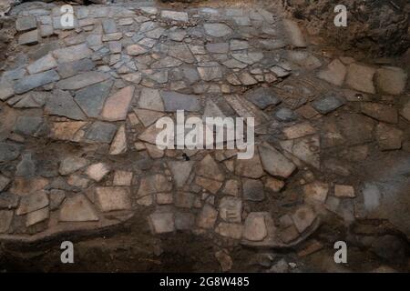 Reste d'un plancher de la période musulmane fait de fragments de différentes périodes découverts à l'extérieur des murs du Mont du Temple le 21 juillet 2021, à Jérusalem, Israël. Les archéologues israéliens ont dévoilé de nouvelles parties d'un grand bâtiment public à quelques mètres seulement de l'endroit où le deuxième temple juif aurait été construit il y a deux millénaires. L'opulente salle utilisée par des membres notables de la société sur leur chemin de culte est la dernière découverte qui a été rendue publique par l'Autorité israélienne des Antiquités (IAA) de ce qu'elle appelle les tunnels du mur occidental. Banque D'Images