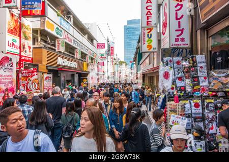 Takeshita Street, Harajuku, Tokyo, Japon plein de monde de shopping Banque D'Images