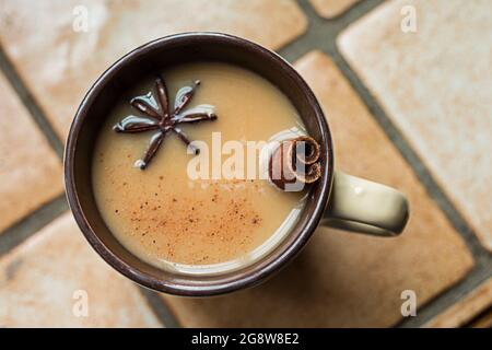 boisson au lait de tradition indienne, thé au chaï au masala aux épices. Cannelle et anis Banque D'Images