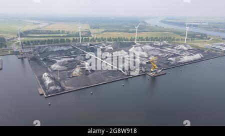 Amsterdam Westpoort, 11 juillet 2021, pays-Bas. Vue d'ensemble des drones aériens de l'installation de stockage du charbon le long de l'eau. Banque D'Images