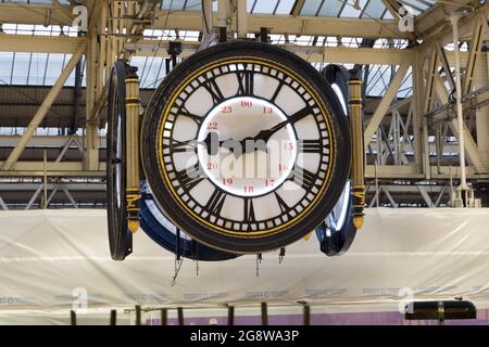Horloge pendre dans le toit à la gare de Waterloo de Londres, Angleterre train terminal Europe Banque D'Images