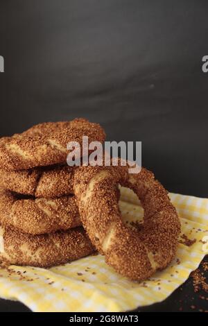 Un gros plan sur les bagels turcs, simit, sur la serviette. Banque D'Images