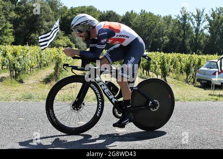 Julien Bernard de Trek - Segafredo pendant le Tour de France 2021, course cycliste 20, épreuve de temps, Libourne - Saint Emilion (30,8 km) le 17 juillet 2021 à Lussac, France - photo Laurent Lairys / DPPI Banque D'Images