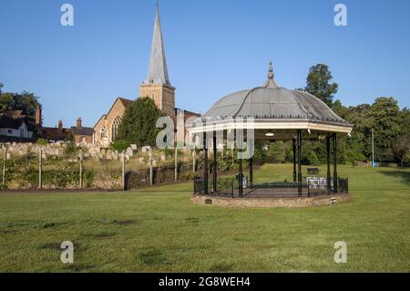 le kiosque à musique du parc commémoratif phillips, dans le centre-ville de godalming, surrey Banque D'Images