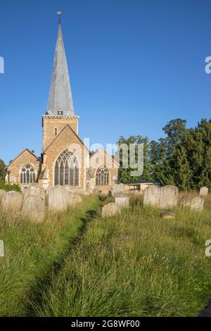 l'église paroissiale de st pierre et st pauls avec le remballage du cimetière dans le centre-ville de godalming surrey Banque D'Images