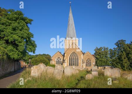 l'église paroissiale de st pierre et st pauls avec le remballage du cimetière dans le centre-ville de godalming surrey Banque D'Images