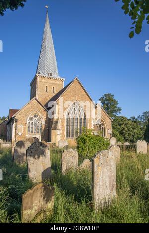l'église paroissiale de st pierre et st pauls avec le remballage du cimetière dans le centre-ville de godalming surrey Banque D'Images