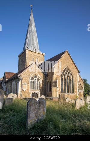 l'église paroissiale de st pierre et st pauls avec le remballage du cimetière dans le centre-ville de godalming surrey Banque D'Images
