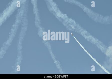 PESARO, ITALIE - 14 août 2016 : une patrouille acrobatique italienne des flèches tricolores dans les airs, parade du jour de la libération Banque D'Images