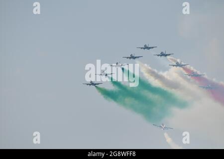 PESARO, ITALIE - 14 août 2016 : une patrouille acrobatique italienne avec flèches tricolores en vol, parade militaire Banque D'Images