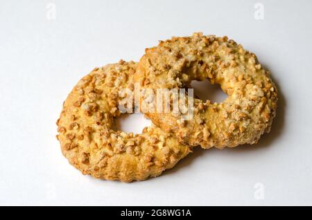 Deux anneaux de cuisine Peanut sur un fond clair. Délicieux biscuits croquants aux noix. Banque D'Images