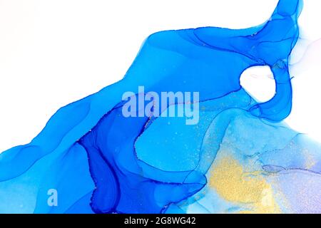 Texture transparente à l'encre d'alcool bleue avec poussière d'or isolée sur fond blanc Banque D'Images