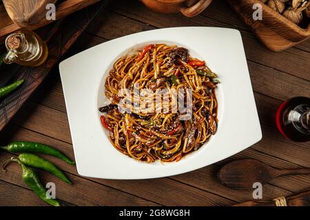 Nouilles Udon avec légumes et viande Banque D'Images