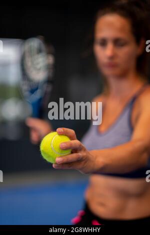 Padel joueur de tennis prêt à faire le service Banque D'Images