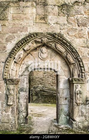 Porte voûtée de style roman érodée dans les ruines de l'ancien couvent de San Domingos à Pontevedra Banque D'Images