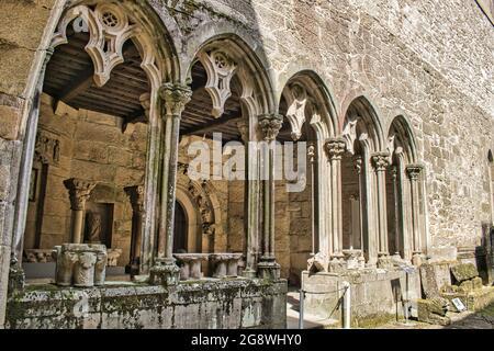 Arches gothiques dans les ruines du couvent de San Domingos à Pontevedra, Espagne Banque D'Images