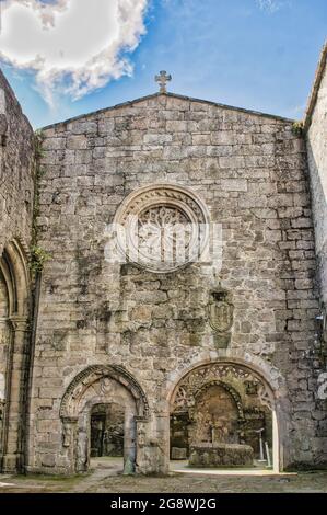 Une fenêtre de fleur gothique dans les ruines de l'ancien couvent de San Domingos à Pontevedra, Espagne Banque D'Images