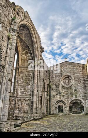 Fenêtre de fleurs gothiques dans les ruines de l'ancien couvent de San Domingos à Pontevedra, Espagne Banque D'Images