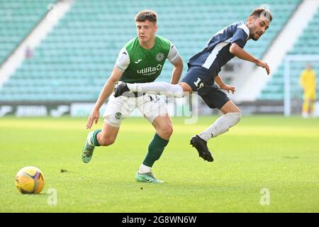 Easter Road Stadium, Edimbourg .Scotland .UK 22 juillet 21 Hibernian vs FC Santa Coloma Europa Conference League Match Daniel MacKay (L) de Hibernian FC vs Hamza Ryahi (19) FC Santa Coloma. Crédit : eric mccowat/Alay Live News Banque D'Images