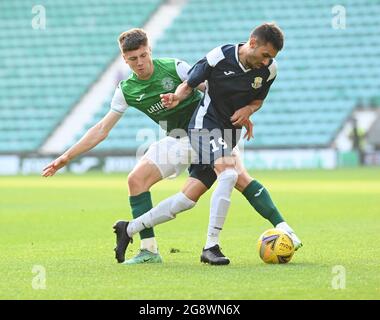 Easter Road Stadium, Edimbourg .Scotland .UK 22 juillet 21 Hibernian vs FC Santa Coloma Europa Conference League Match Daniel MacKay (L) de Hibernian FC vs Hamza Ryahi (19) FC Santa Coloma. Crédit : eric mccowat/Alay Live News Banque D'Images