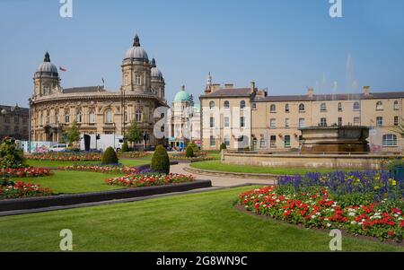 HULL, Royaume-Uni - 22 JUILLET 2021 : Queens Gardens avec pelouse et fleurs et vue sur le musée maritime et l'hôtel de ville le 22 juillet 2021 à Hull, Yorkshire, Royaume-Uni. Banque D'Images