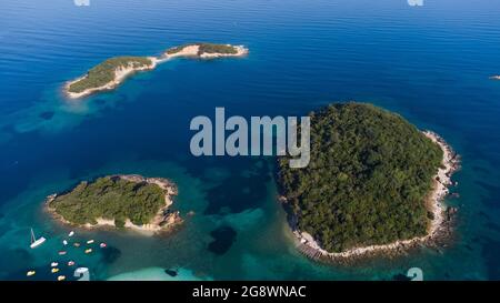 Belle vue aérienne de Ksamil depuis le dessus des îles et de la mer, Riviera albanaise Banque D'Images