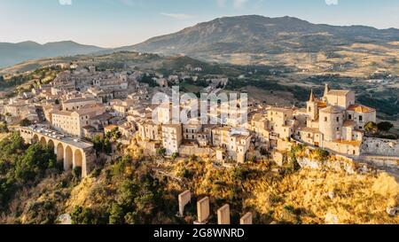 Vue aérienne du village médiéval en pierre, le plus haut village de la chaîne de montagne Madonie, Sicile, Italie.Eglise de Santa Maria di Loreto au coucher du soleil.pittoresque Banque D'Images