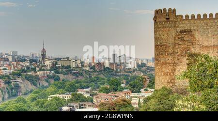 La vieille ville de Tbilissi depuis la forteresse de Narikala Banque D'Images