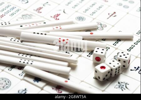 Équipements pour jeu Mahjong. Mahjong est l'ancien jeu de société asiatique. Banque D'Images