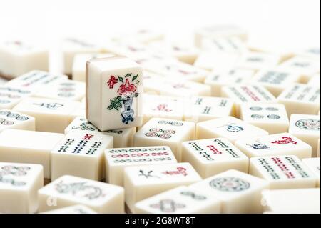 Équipements pour jeu Mahjong. Mahjong est l'ancien jeu de société asiatique. Banque D'Images