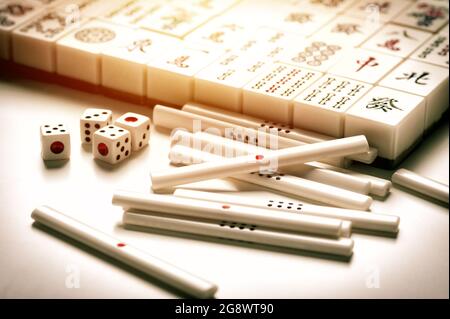 Équipements pour jeu Mahjong. Mahjong est l'ancien jeu de société asiatique. Banque D'Images