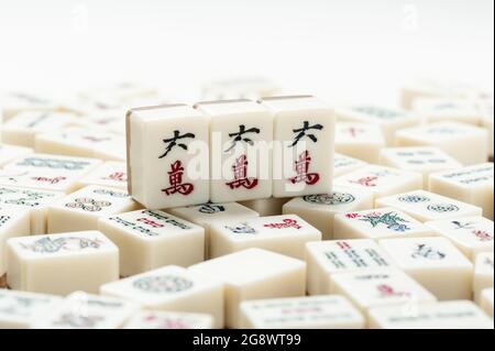 Équipements pour jeu Mahjong. Mahjong est l'ancien jeu de société asiatique. Banque D'Images