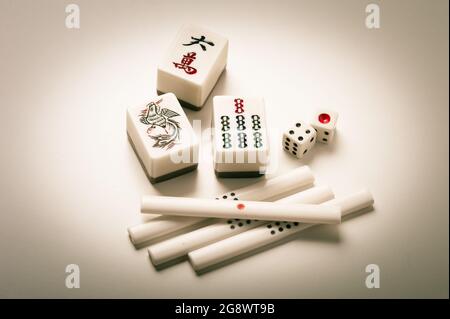 Équipements pour jeu Mahjong. Mahjong est l'ancien jeu de société asiatique. Banque D'Images