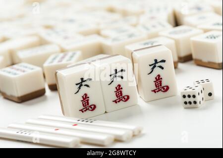 Équipements pour jeu Mahjong. Mahjong est l'ancien jeu de société asiatique. Banque D'Images