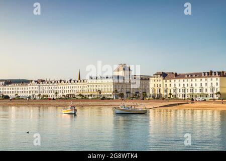 21 juillet 2021 : Llandudno, au nord du pays de Galles - bateaux de croisière et hôtels le long de la promenade de Llandudno le matin d'été. Banque D'Images