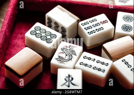 Équipements pour jeu Mahjong. Mahjong est l'ancien jeu de société asiatique. Banque D'Images