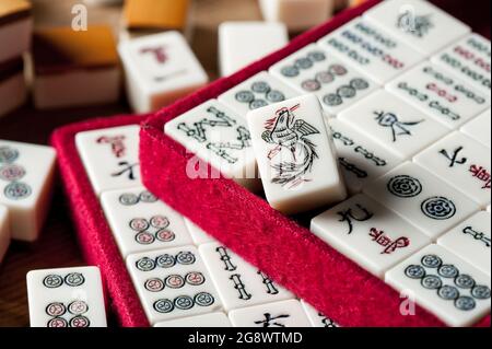 Équipements pour jeu Mahjong. Mahjong est l'ancien jeu de société asiatique. Banque D'Images