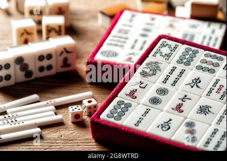 Équipements pour jeu Mahjong. Mahjong est l'ancien jeu de société asiatique. Banque D'Images