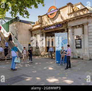 Touristes à l'extérieur de la station de métro Embankment, Londres; Victoria Embankment sur la Tamise par la jetée et le pont Jubilee Banque D'Images