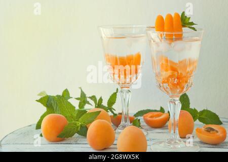 Boisson d'été - cocktail d'abricot avec glace dans des verres. Des cocktails rafraîchissants faits maison avec ou sans alcool ou de l'eau aromatisée infusée au Detox Banque D'Images