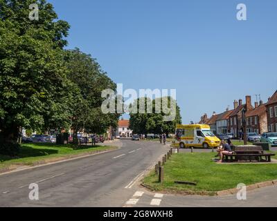 Scène de rue en été dans le joli village de Burnham Market, Norfolk, Royaume-Uni Banque D'Images