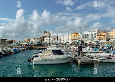 Tarifa,Espagne - novembre 20,2018.ville au point le plus au sud de l'Europe continentale.vue du port avec bateaux de pêche et yachts.destination populaire Banque D'Images