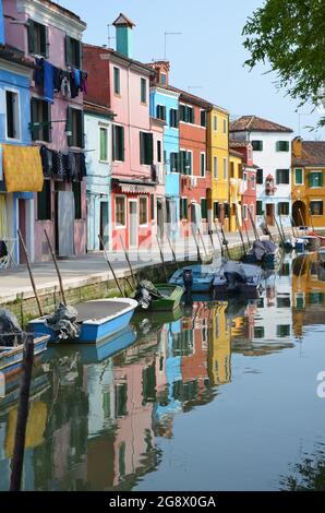 Petites maisons colorées de Burano à Venise, Italie, reflétées dans les eaux des canaux Banque D'Images