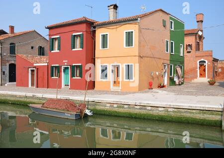 Petites maisons colorées de Burano à Venise, Italie, reflétées dans les eaux des canaux Banque D'Images