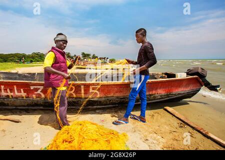 Pêcheurs organisant leurs résille à Lake George, en Ouganda Banque D'Images