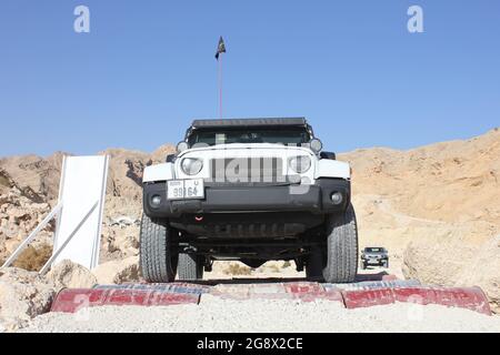 Un 4x4 négocie l'obstacle tout-terrain Drum Shake à 'XQuarry' tout-terrain et au parc d'aventure dans le désert de Mleiha, Sharjah, Émirats arabes Unis. Banque D'Images