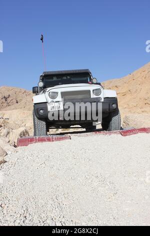 Un 4x4 négocie l'obstacle tout-terrain Drum Shake à 'XQuarry' tout-terrain et au parc d'aventure dans le désert de Mleiha, Sharjah, Émirats arabes Unis. Banque D'Images