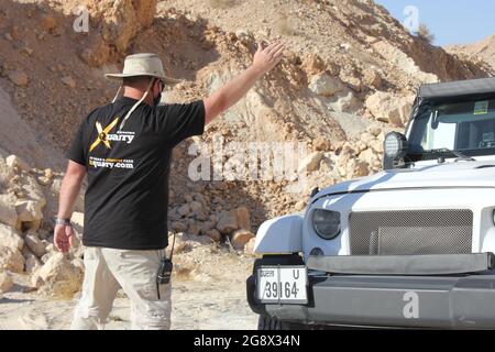 Un 4x4 négocie l'obstacle tout-terrain Drum Shake à 'XQuarry' tout-terrain et au parc d'aventure dans le désert de Mleiha, Sharjah, Émirats arabes Unis. Banque D'Images