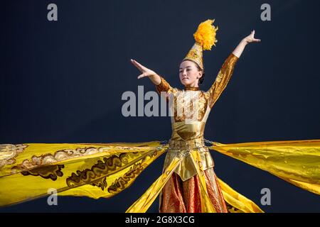 Danseuse kirghize qui se présente pendant les préparatifs de la fête nationale de l'indépendance, sur la place Ala Too, à Bichkek, au Kirghizistan Banque D'Images